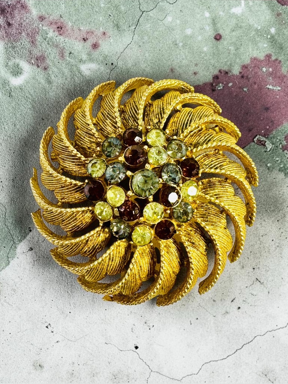 Vintage Gold Starburst Brooch with Textured Feather like Pedals